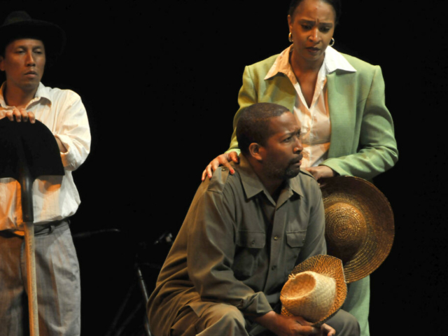 Un planteur (Herrick Rajoanah), Darma (Josselin Michalon), Rézéda (Aurore Ugolin) - Photo Phillipe Moulin
