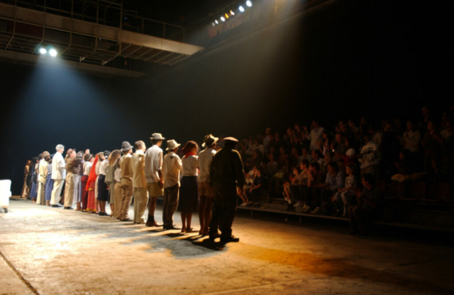 Dernier salut de la dernière représentation à Jeumon – Photo R.Ravon