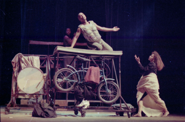 Arrivée des jongleurs. Négrine (D.Perrine), Roso (A.Aloual Dumazel, Diva (R.Pothin) Photo-B. Lucas