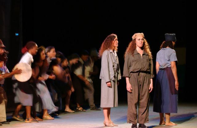 Alice (N.Leichnig), Héva (N.Cadet), le choeur -Photo R.Ravon