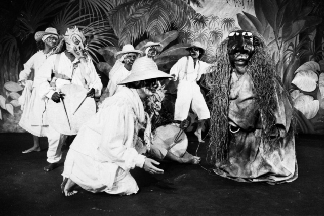Choeur et diables punissent Mèrkal (F.Jean-Jacques) – Photo B.Antoir
