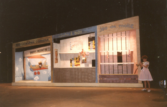 Neige (N.Payet) devant les stands forains – Photo H.Mazelin