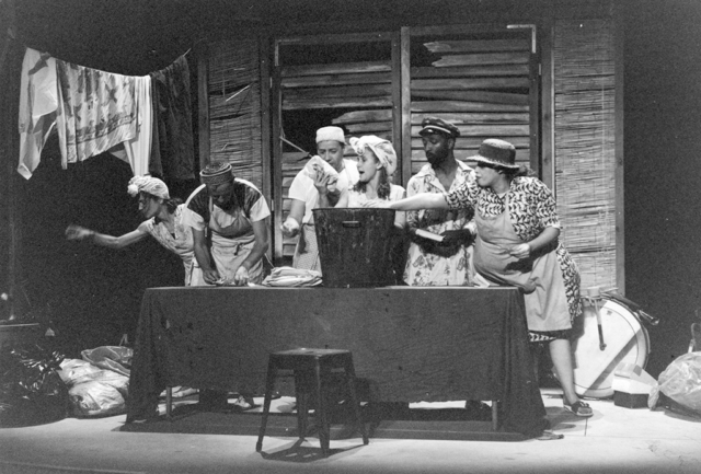 Bourrage d'urnes. Nénins et nénennes- Photo M.Magueresse