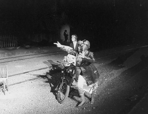 Jasmin (Th.Small), Paola (D.Perrine) en moto – Photo B.Antoir