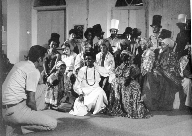 Troupe à l'ancienne mairie de Saint-Denis,1981 – Photo O.Mayolle