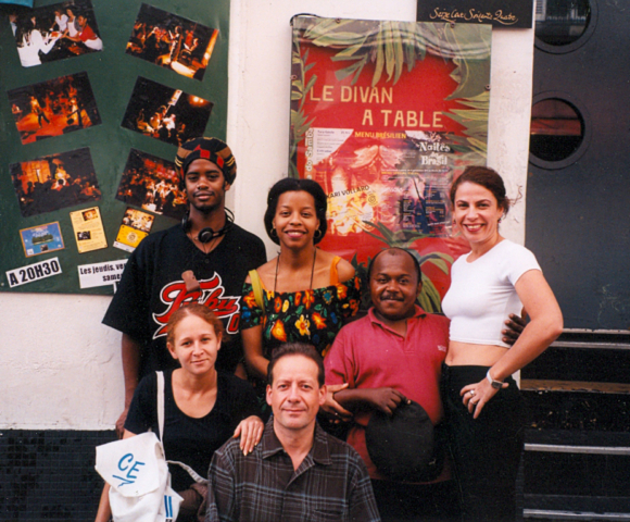 N.Payet, J.Amémoutou; E.Genvrin, D.Perrine, A.Dormeuil, R.Pothin devant le Divan du Monde – Photo E.Genvrin
