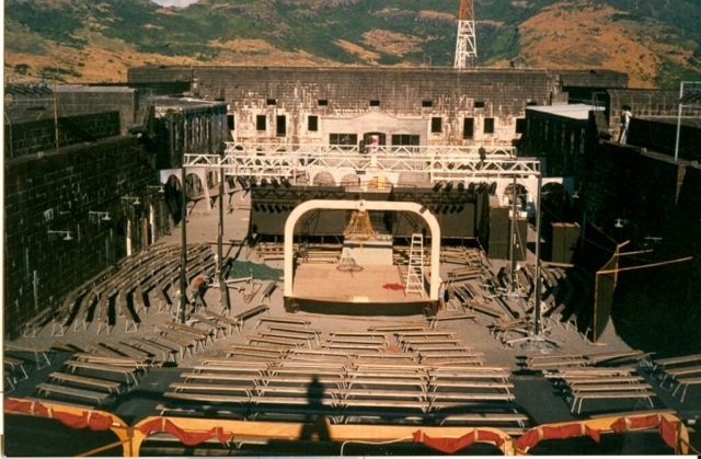 Dispositif scénique à la Citadelle de Port-Louis (Maurice) – Photo E.Genvrin