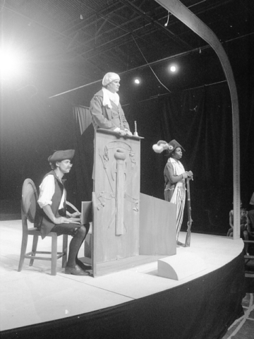 Le secrétaire (L.Segelstein, Villeneuve (M.Carrère), Zaïre (S.Dafreville) – Photo B.Antoir