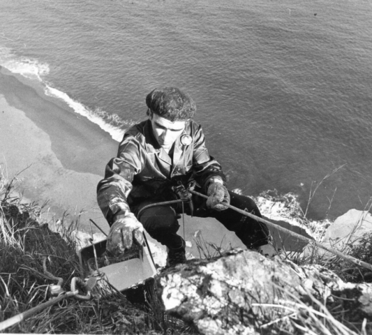 E.Cambou repeint la falaise de la Marianne au cap La Houssaye (Saint-Paul) – Photo E.Cambou