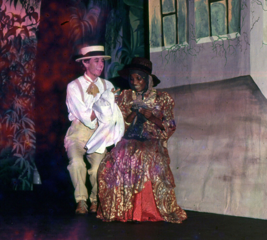 Marette (P.-L.Rivière), sa tante Maya-Eudora (A.Touzet) – Photo J.-Y.Kee-Soon