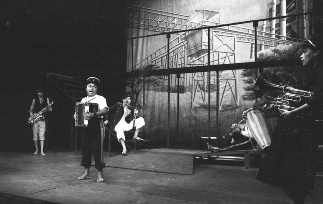 Martin (P.-L.Rivière), L’accordéonniste (A.Dormeuil), Moka (E.Genvrin), Frumence (G.Vidal), Marina (R.Pothin) – Photo B.Antoir