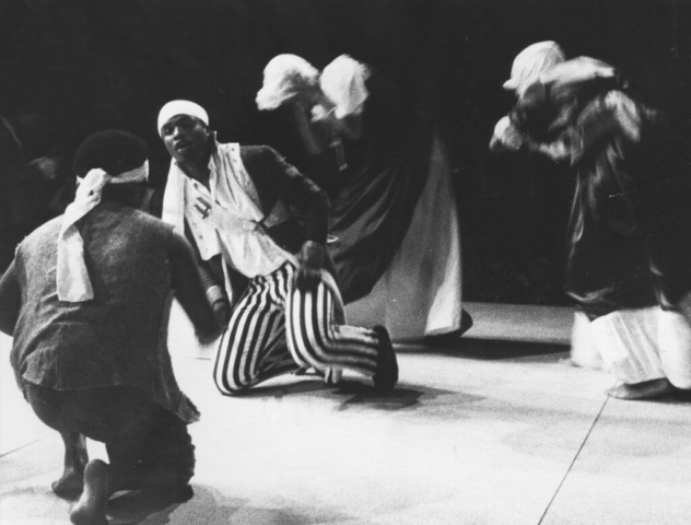 Achille (A.Dormeuil), Zaïre (S.Dafreville), les danseuses – Photo B.Antoir