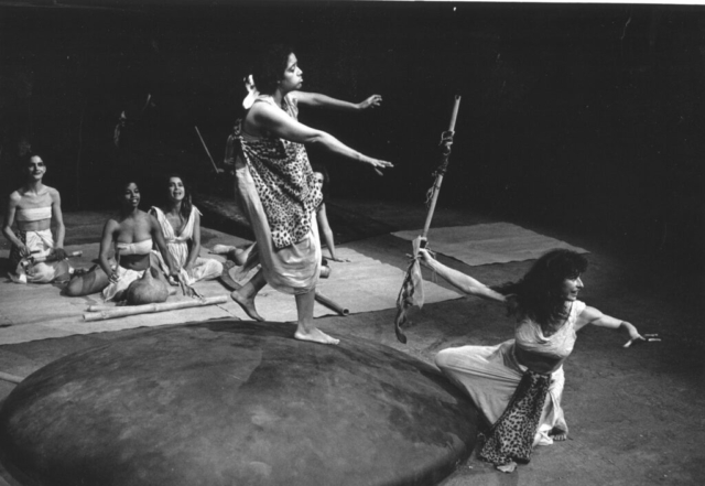 Ikteis (T.Small), Epikaste (D.Perrine), Ino (N.Leichnig), Dionysos (G.Sagot), Agave (M.C.Davy) – Photo Th.Hoareau
