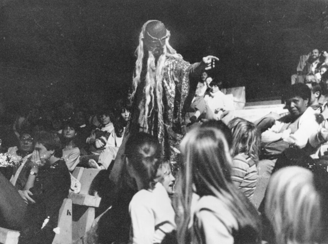 Prospero (O.Mayolle) au milieu du public du théâtre de Saint-Gilles en 1981 – Photo Le Quotidien