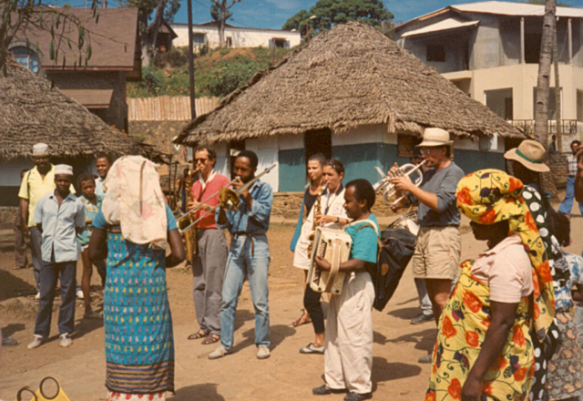 Fanfare Vollard et animation de rue à Mayotte en 1989