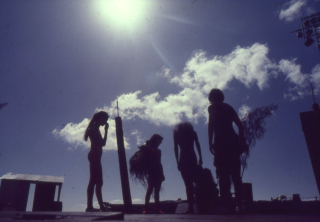 Les totems en répétition au théâtre de Saint-Gilles en 1981 – Photo