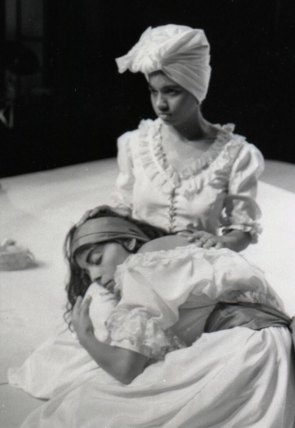 Sophie (S.Cadet), Mirza (N.Angama) – photo B.Antoir