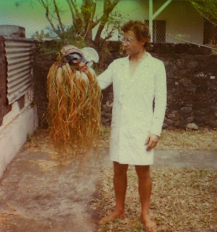 E.Genvrin, construction du Totem perroquet, Etang-Salé les Bains – Photo E.Genvrin