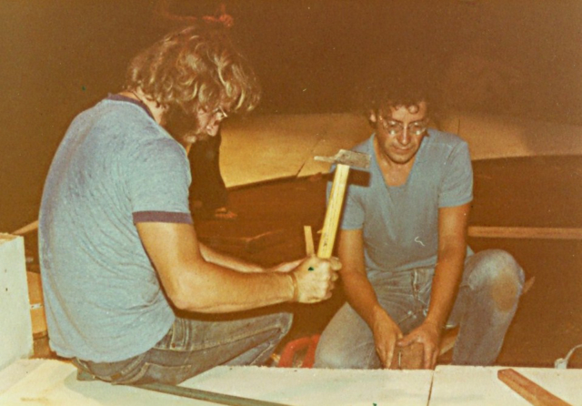 S.Treilles, E.Genvrin, construction du décor au théâtre du Tampon – Photo E.Genvrin