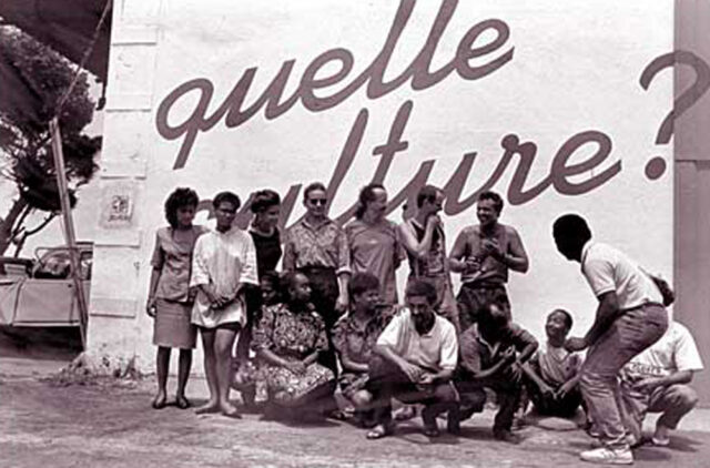 Quelle Cult La troupe devant le graph à Jeumon - Photo B.Harrang.