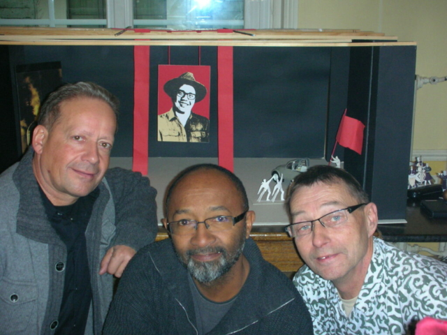 Emmanuel Genvrin, Jean-Luc Trulès, Hervé Mazelin, devant la maquette du décor de chin à Paris en fevrier 2010