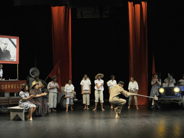 Accrobate au marteau de métallurgiste (Chin 2010)