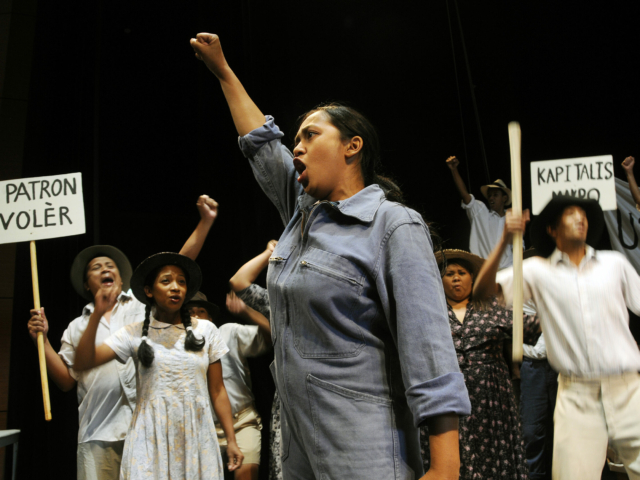 Héva et le choeur des ouvriers en grève dans Chin (La Réunion 2010)