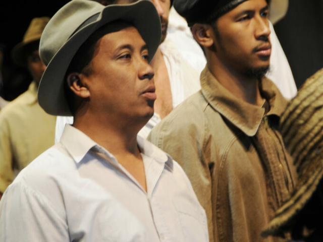 avec D.Rakotonirina dans le choeur des ouvriers de Bel Air dans Chin (La Réunion 2010)