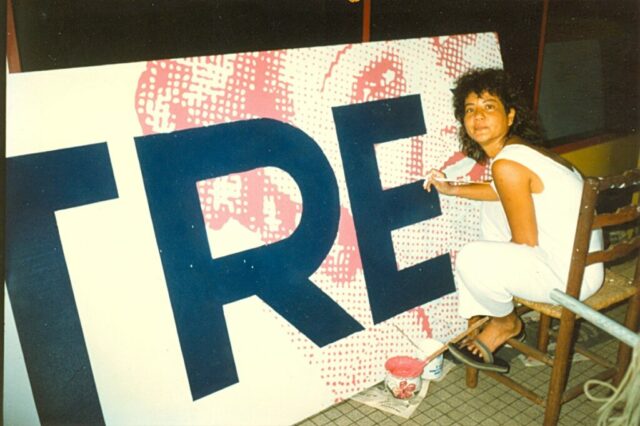 Ketty Sabadel peint la devanture (1987)