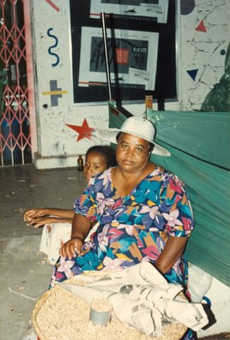 Madame Dafreville vend ses pistaches à l'entrée